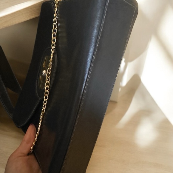 ❌sold❌ Gucci Black Shoulder Bag with Gold Hardware and Chain Detail - Picture 4 of 8